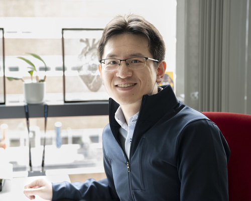 headshot of Bo Xia in his office